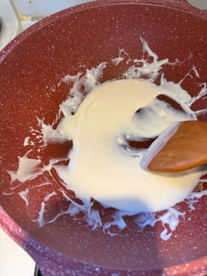 Aduk di atas api kecil hingga membentuk adonan.