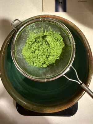 Ayak 10g bubuk matcha.