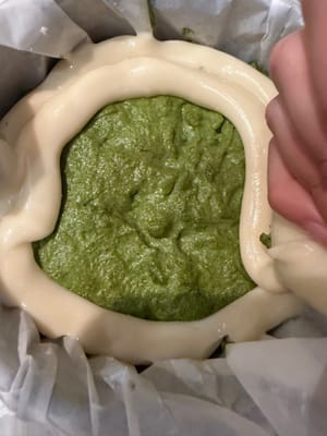 Tekan mochi di atasnya dan panggang dalam oven dengan suhu 150 derajat Celcius selama 8 menit.