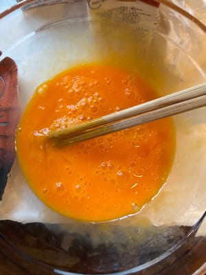 Pecahkan satu butir telur dan satu kuning telur ke dalam mangkuk.