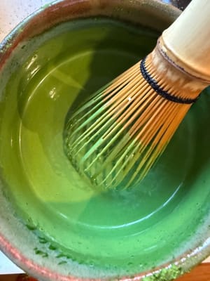 Tambahkan 85 gram krim dan aduk rata (tambahkan dalam dua tahap).