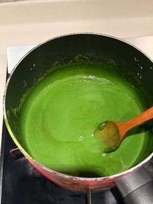 Tambahkan cairan matcha setelah gula larut.