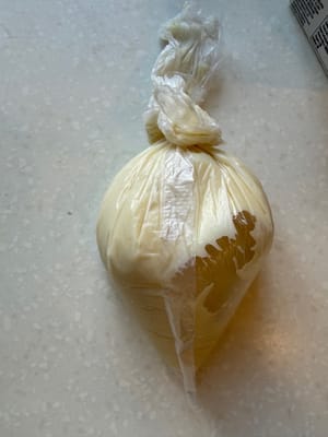 Tuang ke dalam kantong kue dan sisihkan (tidak perlu didinginkan).