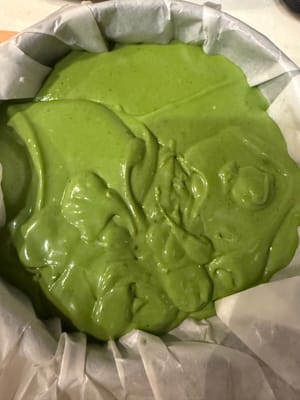 Tambahkan sepertiga saus Basque ke dalam cetakan dan panggang dalam oven pada suhu 150 derajat Celcius selama 13 menit.