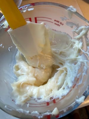 Tuang kembali ke dalam mangkuk dan aduk terus hingga mencapai konsistensi berserat.