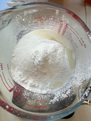 Tambahkan 30 gram gula pasir, lalu aduk rata.