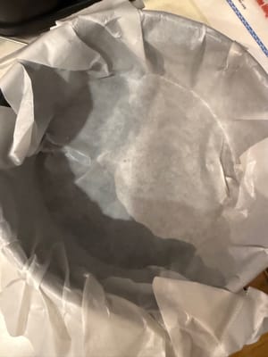 Siapkan cetakan berdiameter 6 inci dan kertas roti. Panaskan oven hingga 150 derajat Celcius.