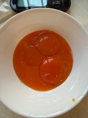 Pecahkan empat kuning telur ke dalam mangkuk.