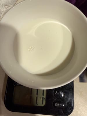 Tambahkan 90g susu dan 18g gula ke dalam panci dan panaskan dengan api kecil.