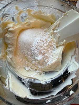 Tambahkan 40g gula dan 5g tepung maizena ke dalam krim keju dan aduk rata.