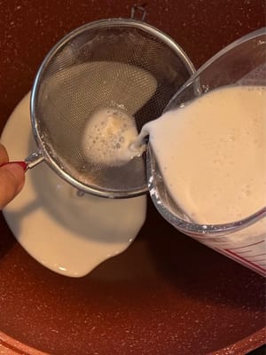 Tuangkan cairan yang telah disaring ke dalam wajan anti lengket.