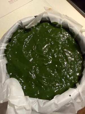 Setelah kue didinginkan selama dua jam, siram dengan saus matcha dan dinginkan semalaman (8-12 jam).