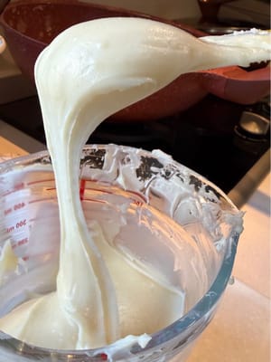 Tuang kembali ke dalam mangkuk dan aduk terus hingga mencapai konsistensi berserat.