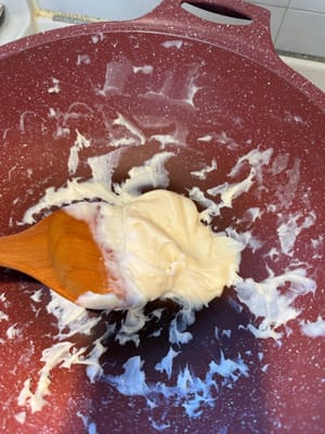 Aduk di atas api kecil hingga membentuk adonan.