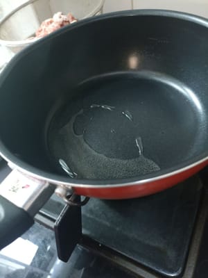 Los geht's mit dem Kochen, Pfanne erhitzen und 2 EL Öl hineingeben.