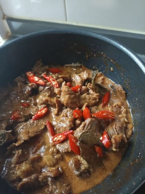 Wir schneiden die Chilischoten und geben sie dazu (wer es nicht so scharf mag, kann die Chilischoten weglassen, da die Instant-Würzmischung bereits alle Gewürze enthält)