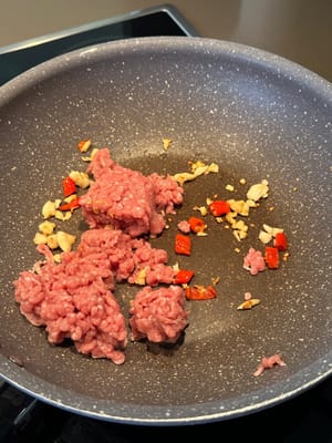 豚ひき肉を加え、茶色になるまで炒め続ける