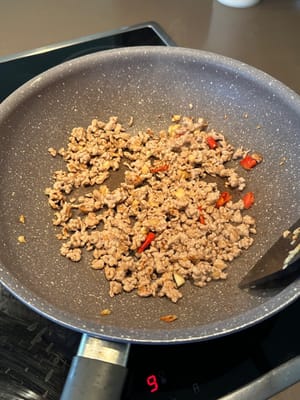 豚ひき肉を加え、茶色になるまで炒め続ける