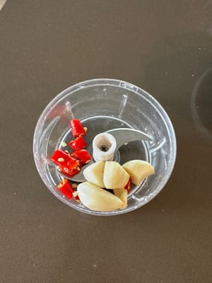 ニンニクと赤唐辛子を手で刻むか、細かく刻む