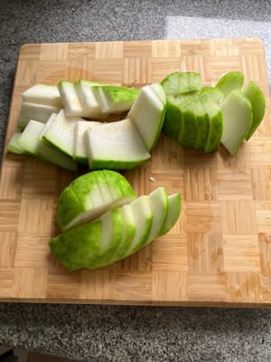 Melon berbulu dipotong-potong.