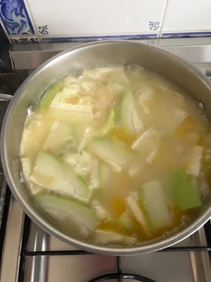 Masukkan melon berbulu dan rebus selama 10 menit. Tambahkan 1,5 sendok teh garam sesuai selera.