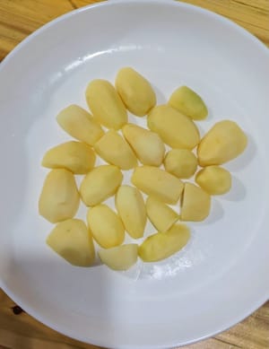 Tagliare le patate in quarti