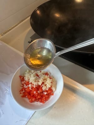 un po' di peperoncino, un po' di aglio tritato, condire con olio cotto e mescolare bene per un uso successivo