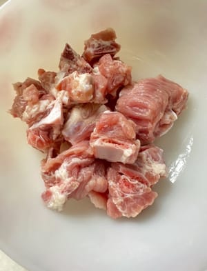 Usate carta assorbente per assorbire l'acqua dalle costine, in modo che siano più saporite quando le marineremo.
Questo passaggio è molto importante. Per prima cosa, aggiungete la quantità di sale necessaria e mescolate con le mani in una sola direzione. Lo scopo è quello di rendere il sugo più denso. Continuate a mescolare finché le costine non saranno un po' appiccicose e si sarà formata la colla.