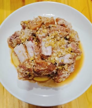Quindi disporre le patate tagliate sul fondo e sovrapporre le costine.