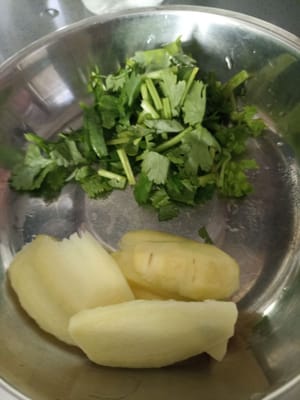 Kemudian potong potong jahe menjadi beberapa keping dan potong daun ketumbar menurut selera saja