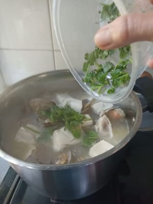 加入切碎的香菜叶，然后关火。