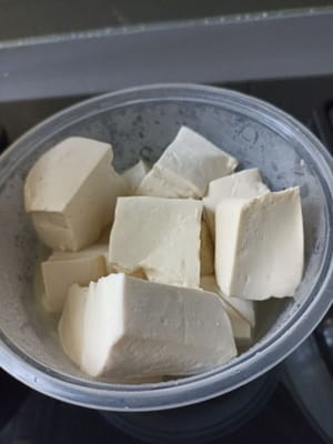 Potong potong tahu menjadi beberapa potong menurut selera ya