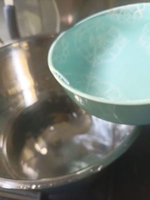 准备一个锅，加入1200毫升水
