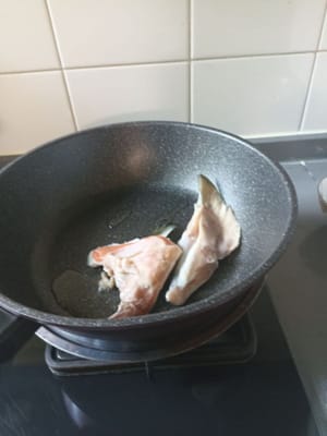 Setelah minyak panas masukan kepala ikan satu persatu