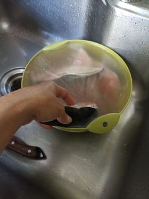 Cuci dan bersihkan kepala ikan