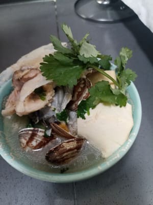 Soup kepala ikan salmon dengan kerang siap di sajikan