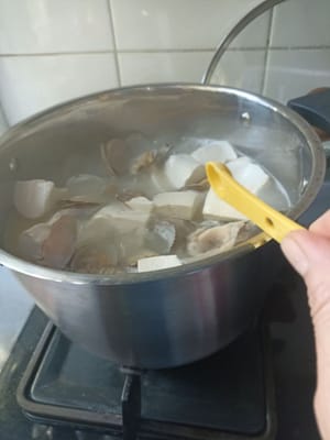 Tambahkan tofu didihkan 1-2 menit dan tambahkan 1/4 tsp garam