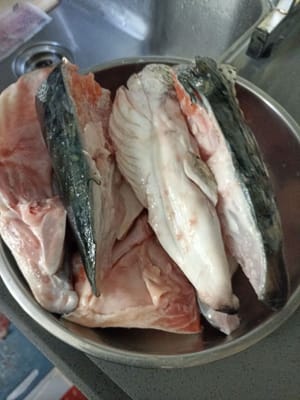 Potong kepala ikan menjadi beberapa potong menurut selera saja