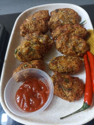 le frittelle di arachidi sono pronte per essere gustate con salsa chili o altre salse.