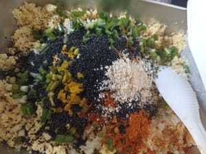Aggiungere tutte le spezie, cipollotti tritati, 25 g di cipolla, 1 cucchiaino di semi di basilico, 1/4 cucchiaino di sale, curcuma in polvere, 1/2 cucchiaino di cumino in polvere, è possibile utilizzare anche semi di cumino, 1 cucchiaino di curry in polvere, 1/2 cucchiaino di peperone rosso in polvere o peperoncino in polvere e pollo in polvere, 1 cucchiaio di olio