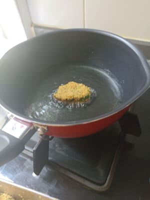 Iniziare a friggere, aggiungere gli ingredienti uno alla volta e friggere per 7-8 minuti.
