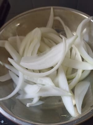 sbucciare e tritare la cipolla