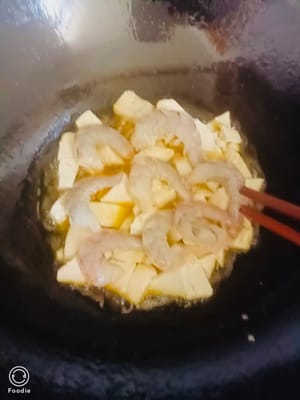 Fríe el tofu hasta que esté dorado. Agrega los camarones y tapa durante 2 minutos.