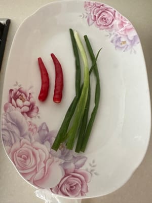 5 g de chile picante, 1 cebolla verde, 5 g de ajo, 5 g de jengibre.