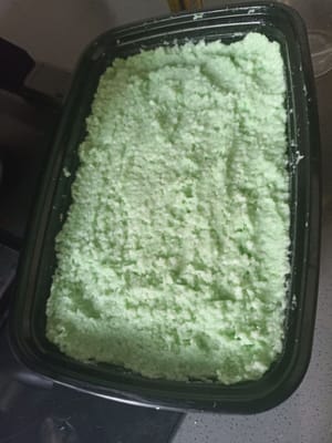 我們將它添加到白色麵團的上面，使它看起嚟像這樣，就像之前一樣，將其展開並稍微壓下。