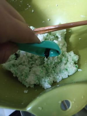 我們製作香蘭口味的。我們加一滴香蘭香料，攪拌均勻。