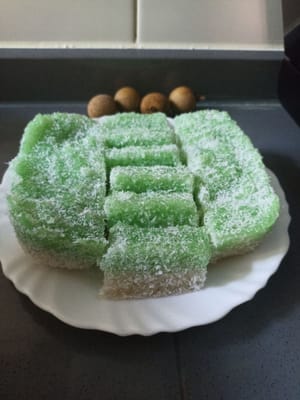 然後依口味切成塊，切好後，逐一裹上乾椰蓉，擺在盤中即可享用西米糕（此糕因椰蓉較多，所以味道較佳，但不要過量）。