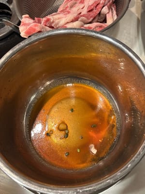 양념용 용기에 소스를 한 겹 깔고 갈비를 듬뿍 깔아줍니다.