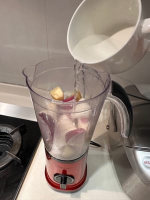 먼저 사과, 배, 키위, 양파를 약간의 물과 함께 섞습니다.