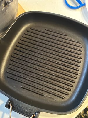 양념이 잘 배도록 갈비살을 팬에 올리고 불을 켭니다. 갈비 위에 소스를 살짝 뿌려줍니다.